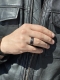 Матовое мужское кольцо из стали с надписью для повседневного использования с пазом и скошенными краями Spikes